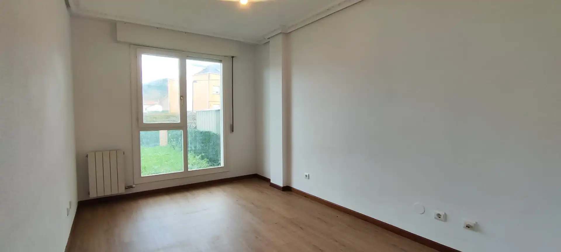 Schlafzimmer von Haus oder Chalet zum Verkauf in Torrelavega  mit Heizung, Privatgarten und Terrasse