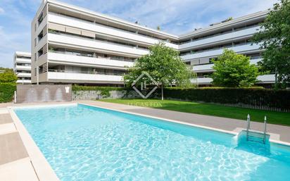 Piscina de Pis en venda en Sant Cugat del Vallès amb Aire condicionat, Calefacció i Terrassa