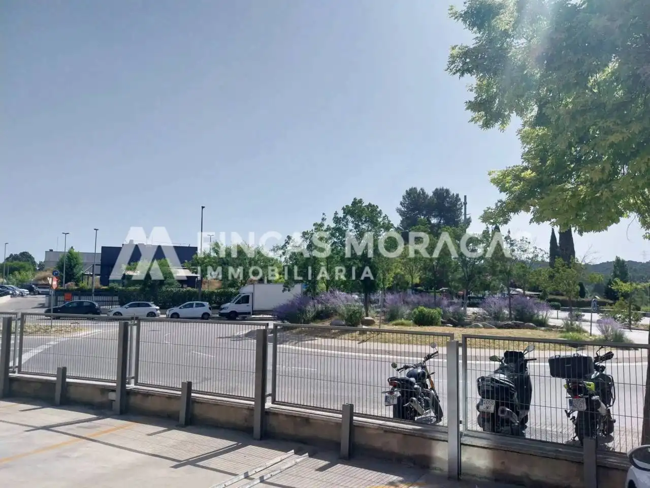 Vista exterior de Garatge en venda en Sant Cugat del Vallès amb Alarma