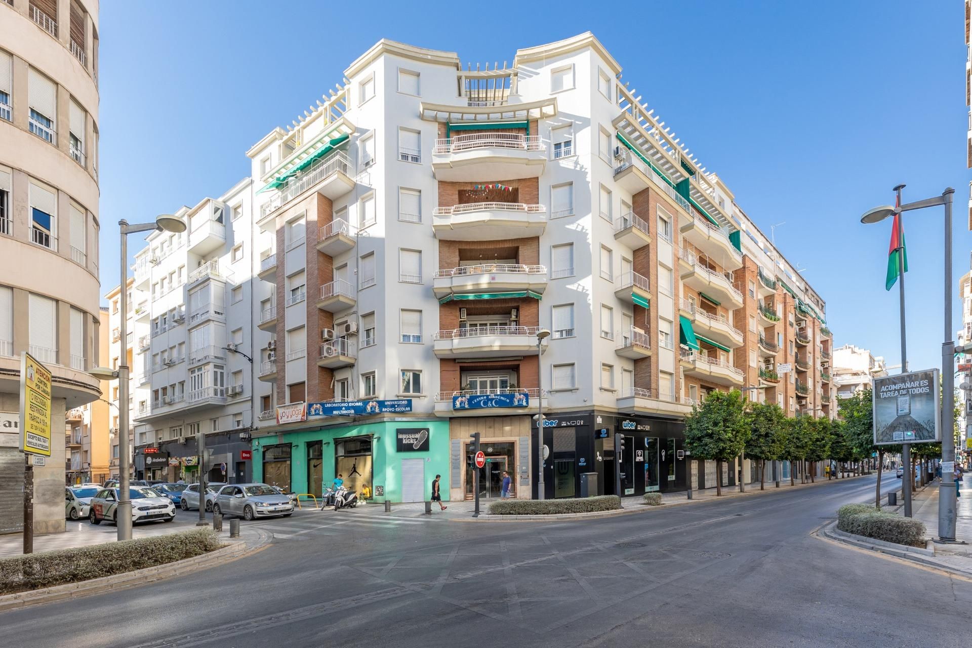 Vista exterior de Pis en venda en  Granada Capital amb Terrassa i Balcó