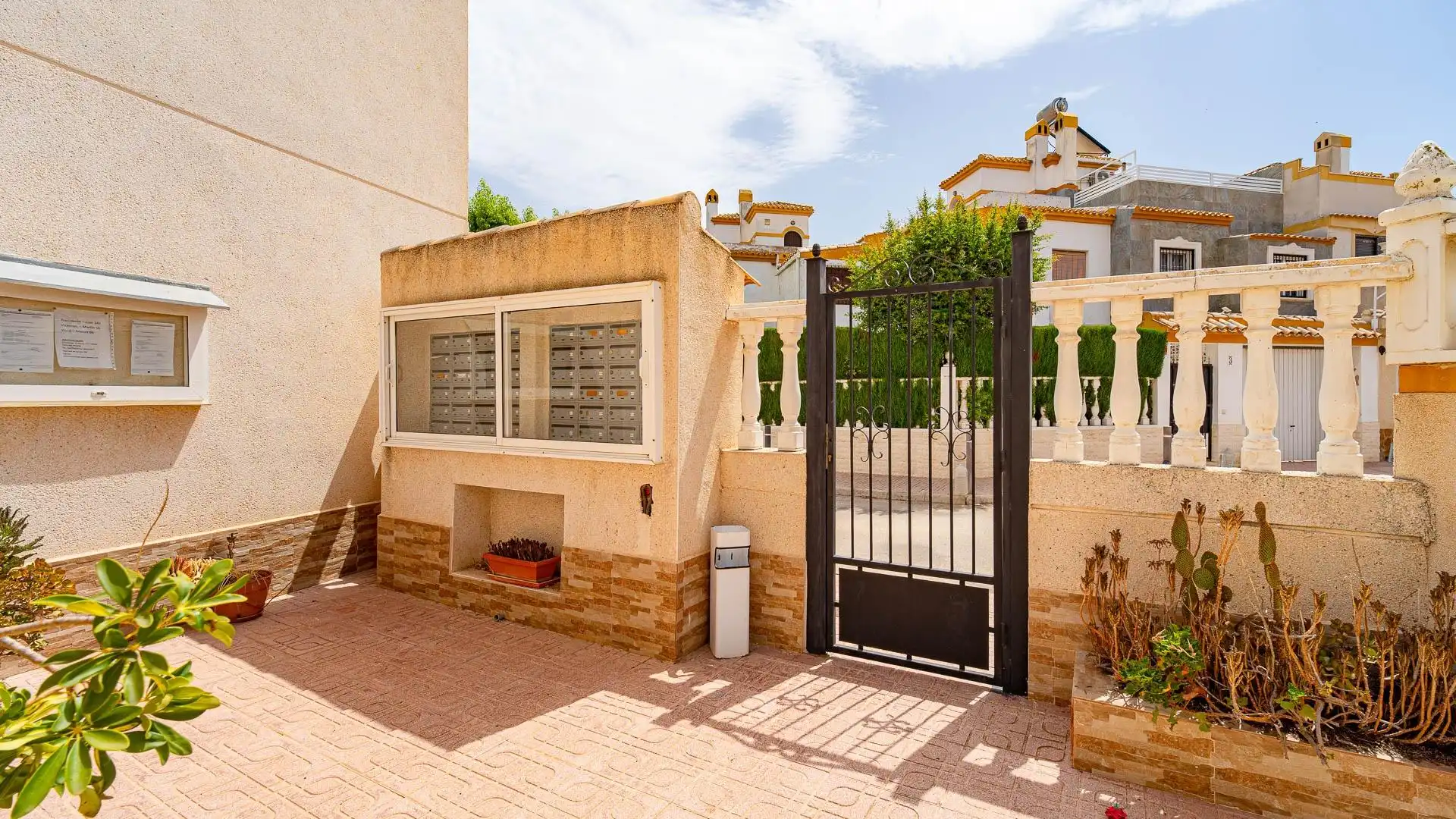 Vista exterior de Casa o xalet en venda en Torrevieja amb Moblat, Balcó i Piscina comunitària