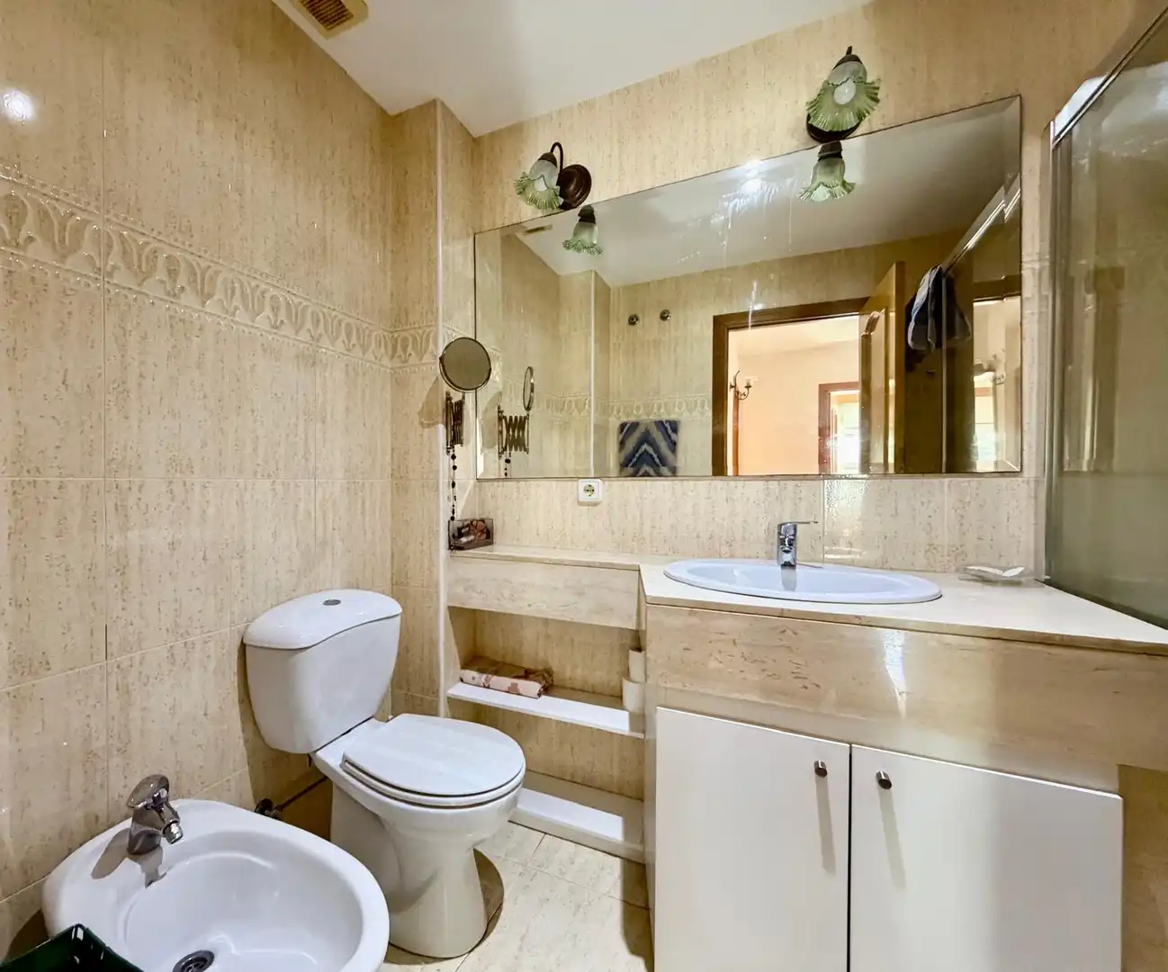 Badezimmer von Wohnung zum Verkauf in Palamós mit Klimaanlage, Terrasse und Möbliert