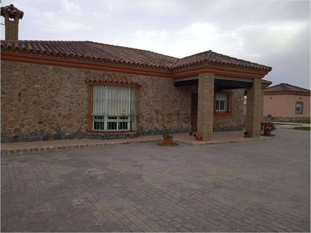 Vista exterior de Casa o xalet en venda en Chiclana de la Frontera amb Jardí privat, Traster i Piscina