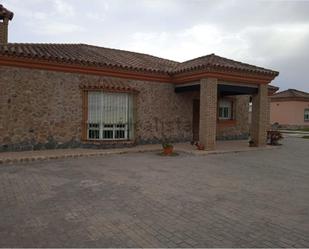 Vista exterior de Casa o xalet en venda en Chiclana de la Frontera amb Jardí privat, Traster i Piscina