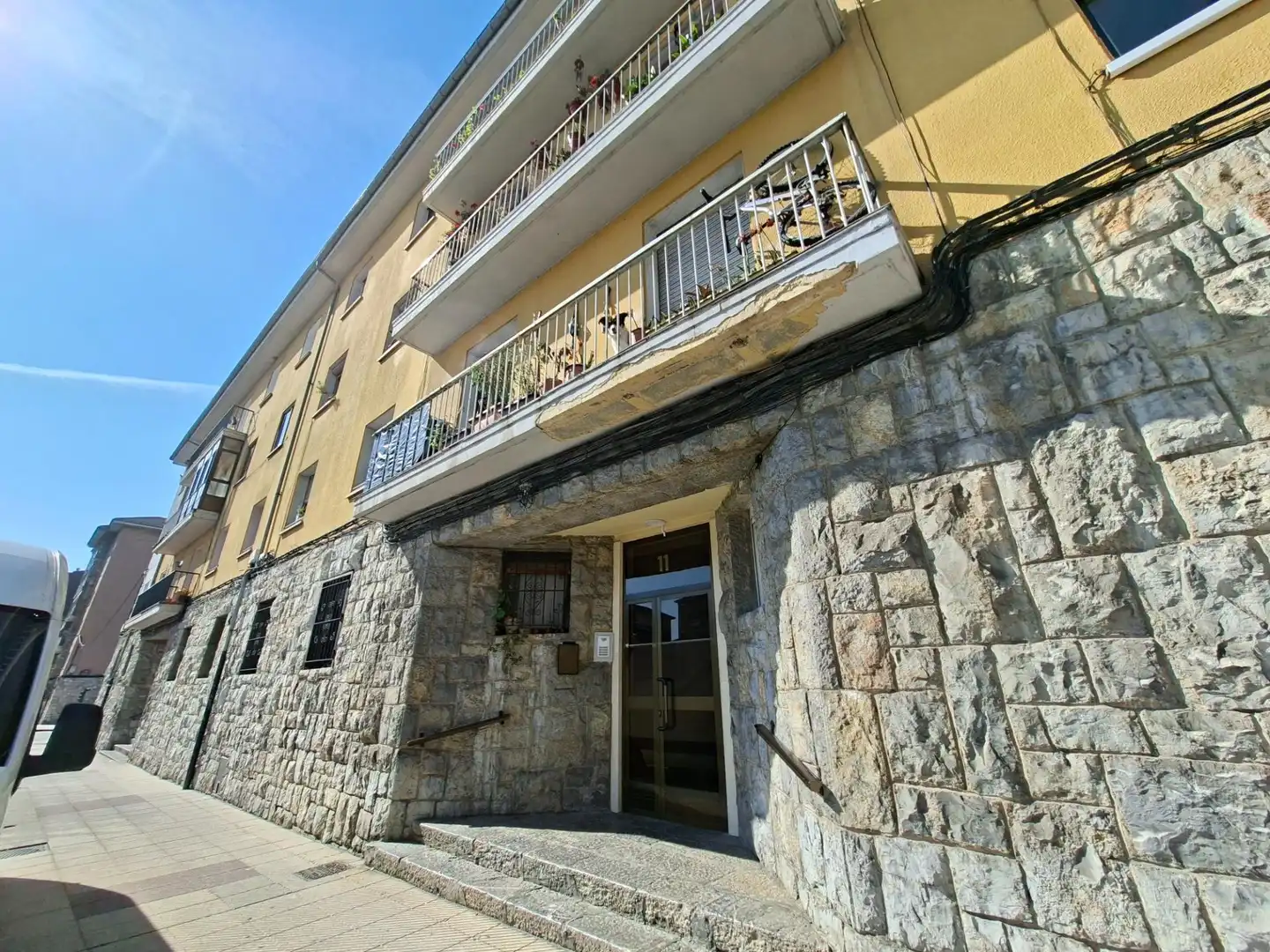 Vista exterior de Planta baja en venta en Oviedo 