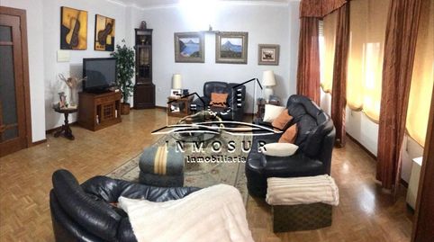Casa en pleno centro de Lucena, junto al Coso y la Plaza Nueva distribuida en cuatro plantas. La planta baja cuenta con 74 m2. y d