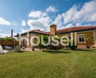 Vista exterior de Casa o xalet en venda en Torrelavega  amb Piscina