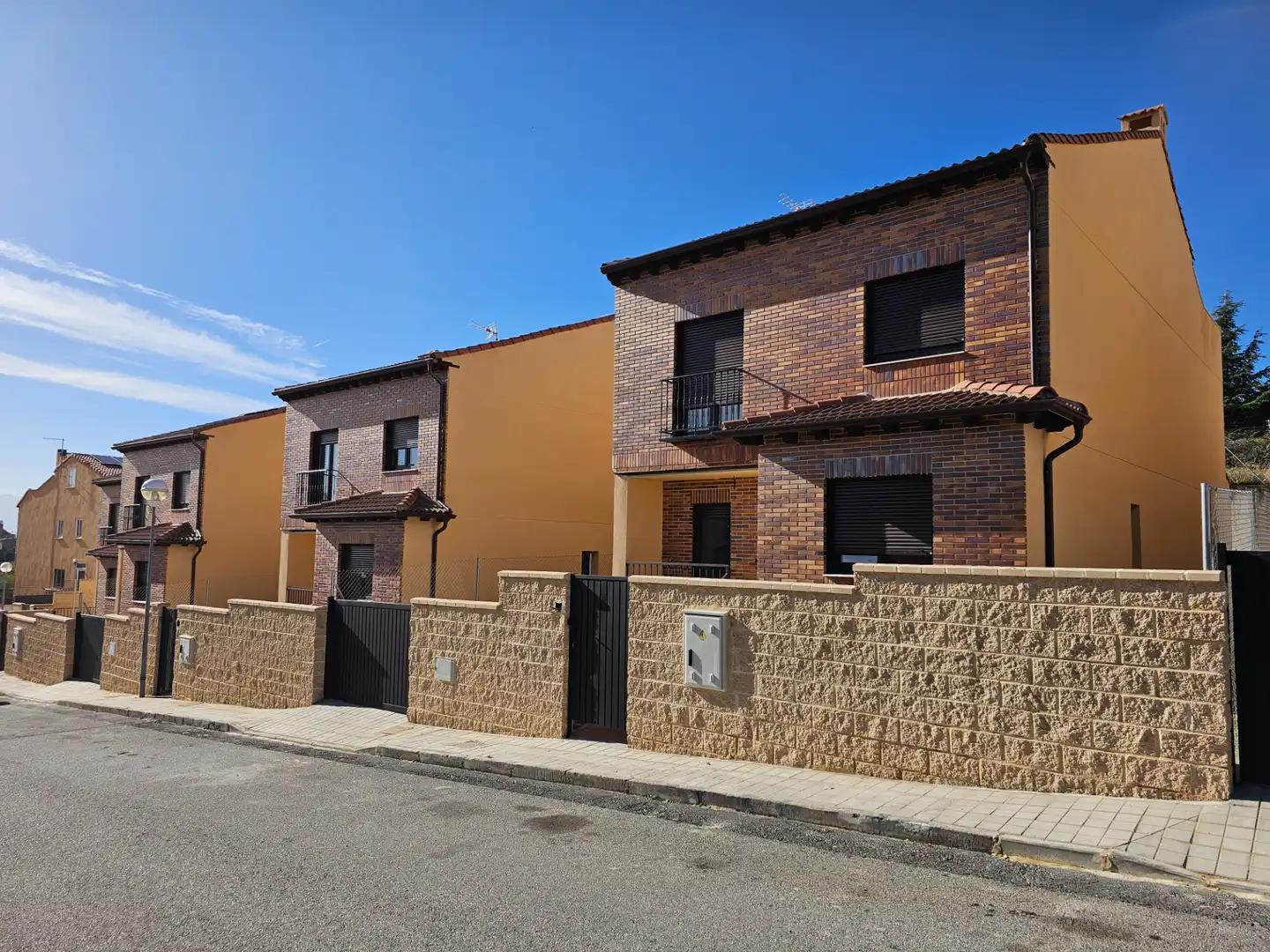 Vista exterior de Casa o xalet de lloguer en La Lastrilla  amb Aire condicionat, Calefacció i Jardí privat