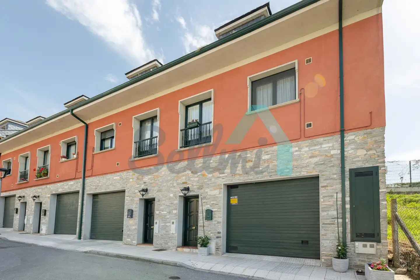 Außenansicht von Einfamilien-Reihenhaus zum Verkauf in Vegadeo mit Heizung, Privatgarten und Terrasse