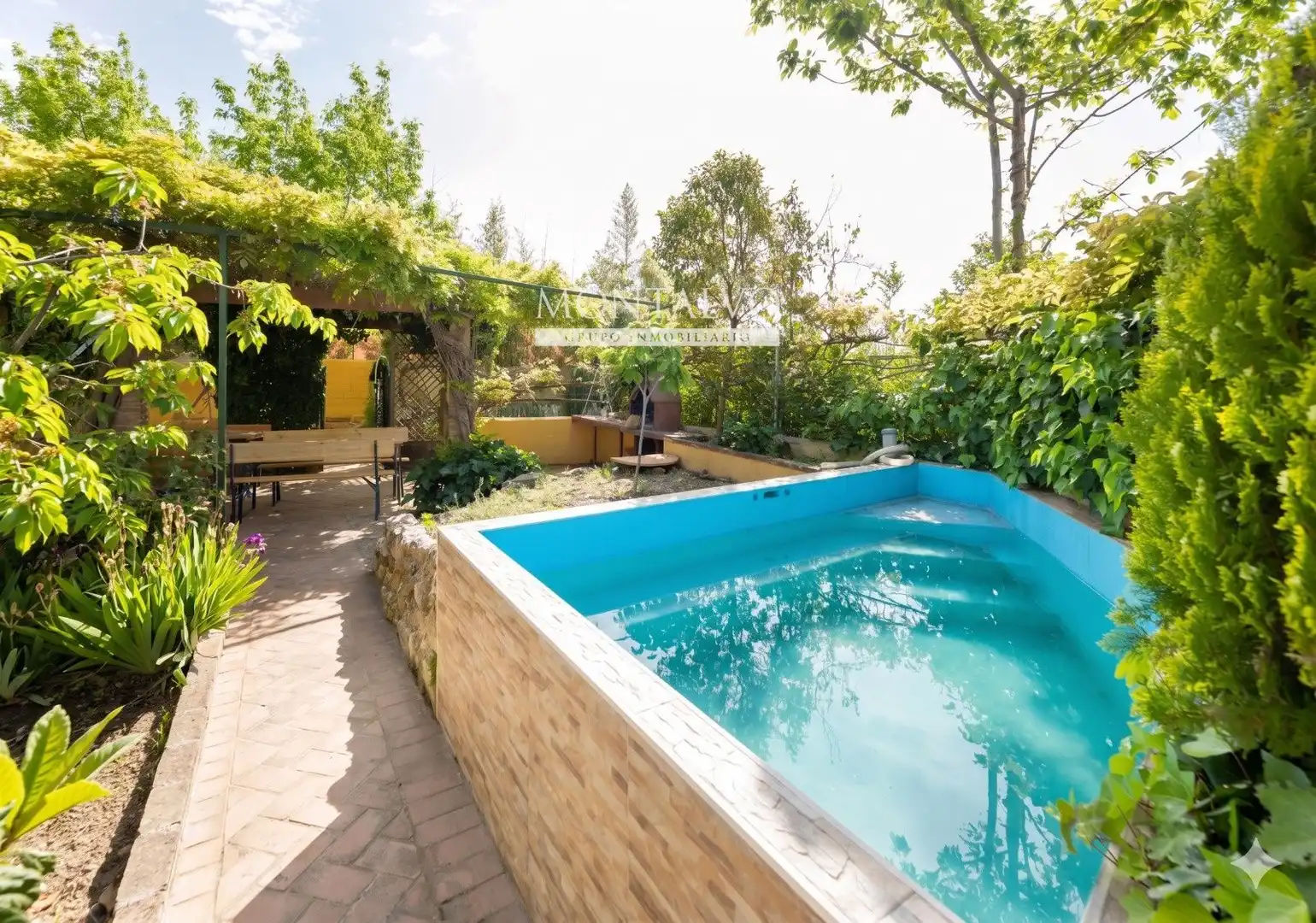 Piscina de Casa o xalet en venda en Huétor de Santillán