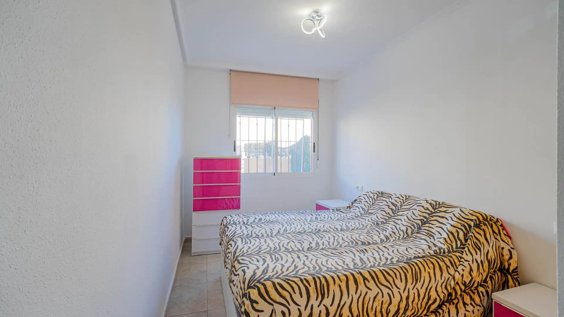 Dormitori de Casa o xalet en venda en Orihuela amb Jardí privat, Moblat i Piscina comunitària