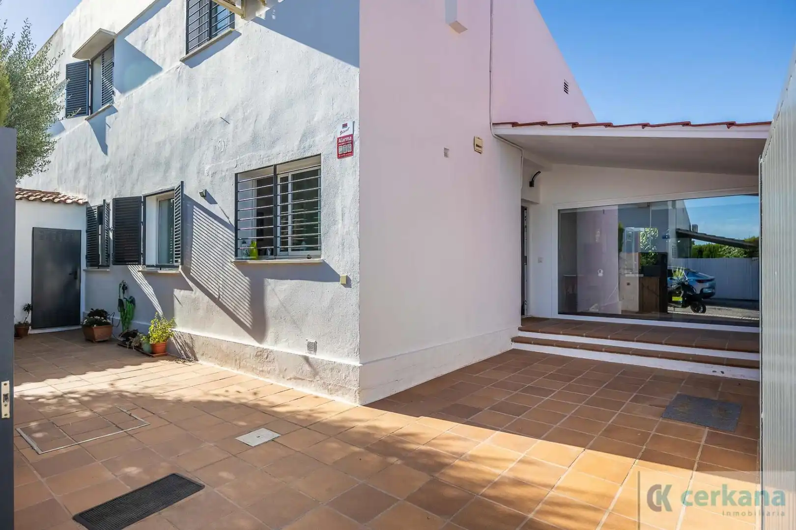 Exterior view of Houses for sale in Espartinas  with Air Conditioner and Storage room