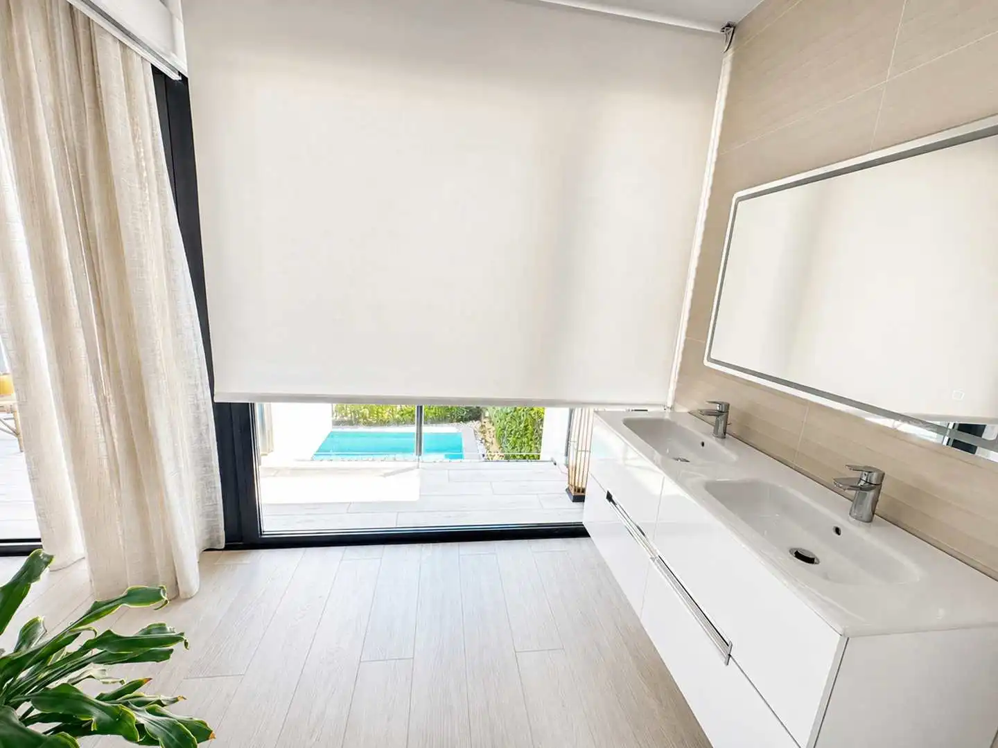Bany de Casa adosada en venda en Sotogrande amb Aire condicionat, Calefacció i Jardí privat