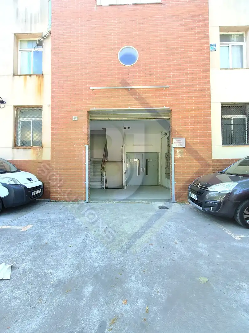 Parkplatz von Fabrikhallen zur Miete in Mataró mit Heizung und Alarm