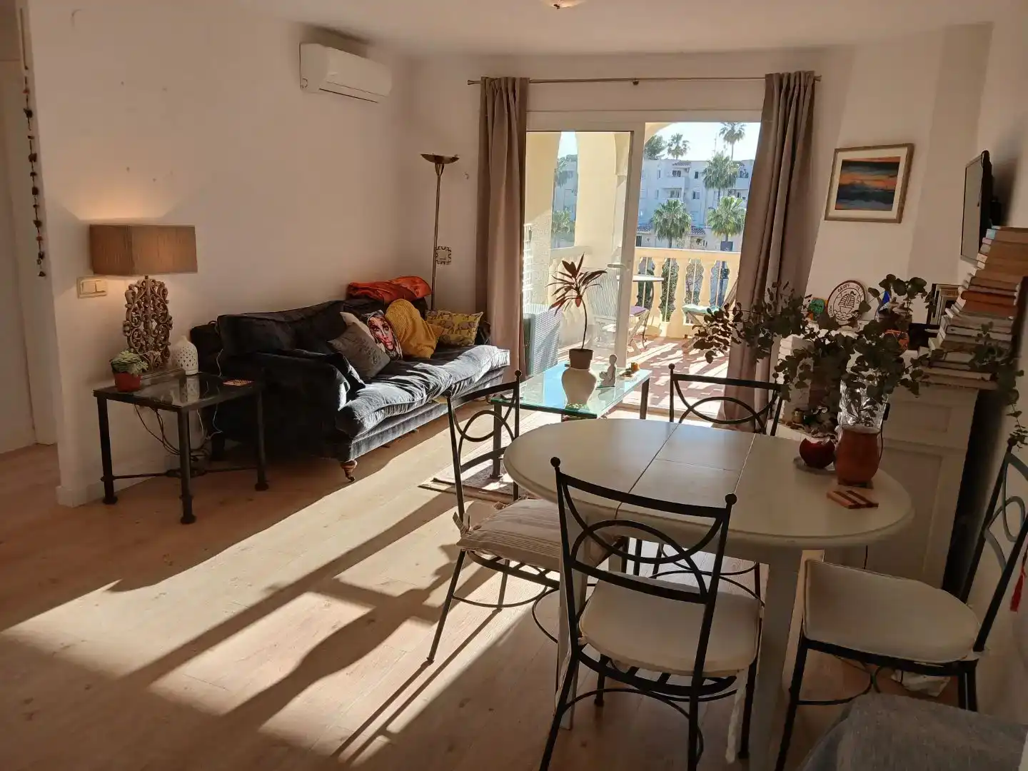 Sala d'estar de Apartament de lloguer en Mijas amb Aire condicionat i Piscina