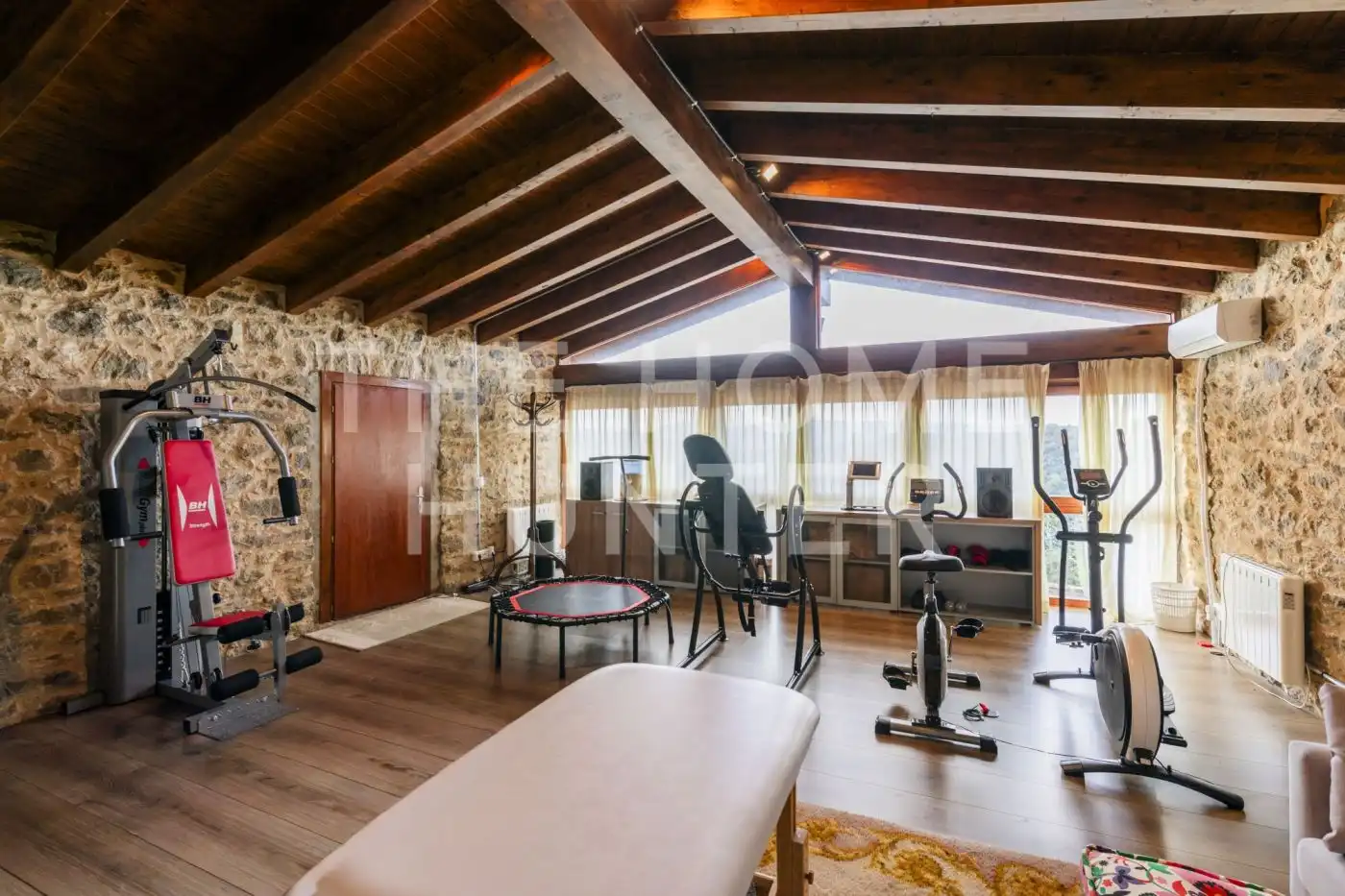 Sala d'estar de Finca rústica en venda en Sant Aniol de Finestres amb Aire condicionat, Calefacció i Jardí privat