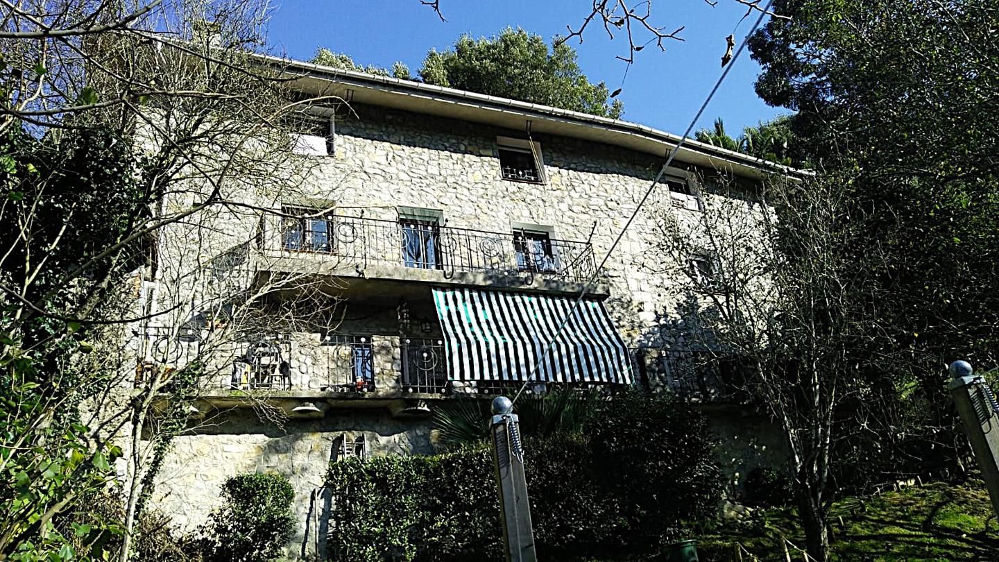 Vista exterior de Casa o xalet en venda en Castro-Urdiales amb Calefacció, Jardí privat i Terrassa