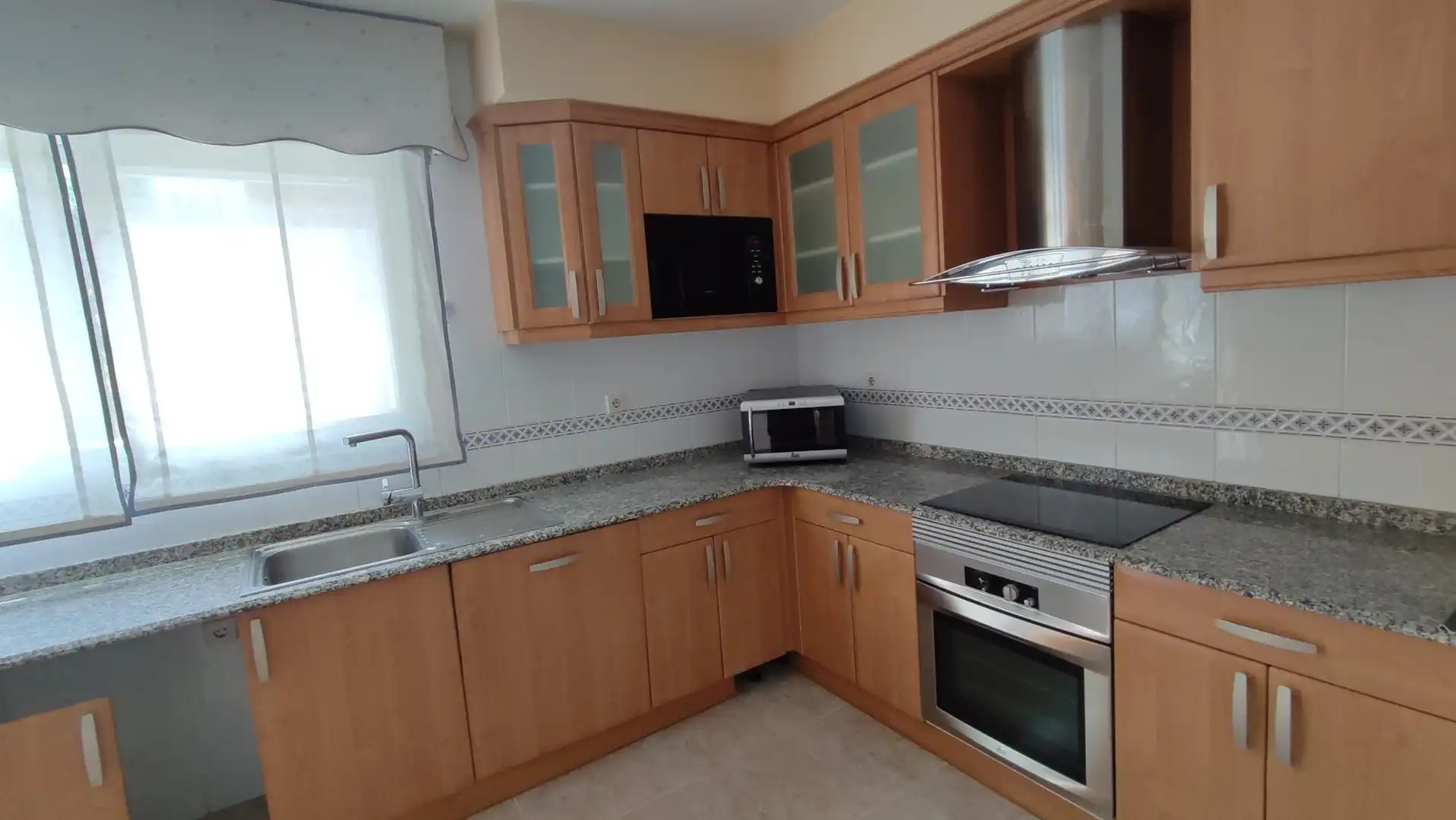 Cocina de Casa adosada de alquiler en Zaragoza con Aire acondicionado, Calefacción y Jardín privado