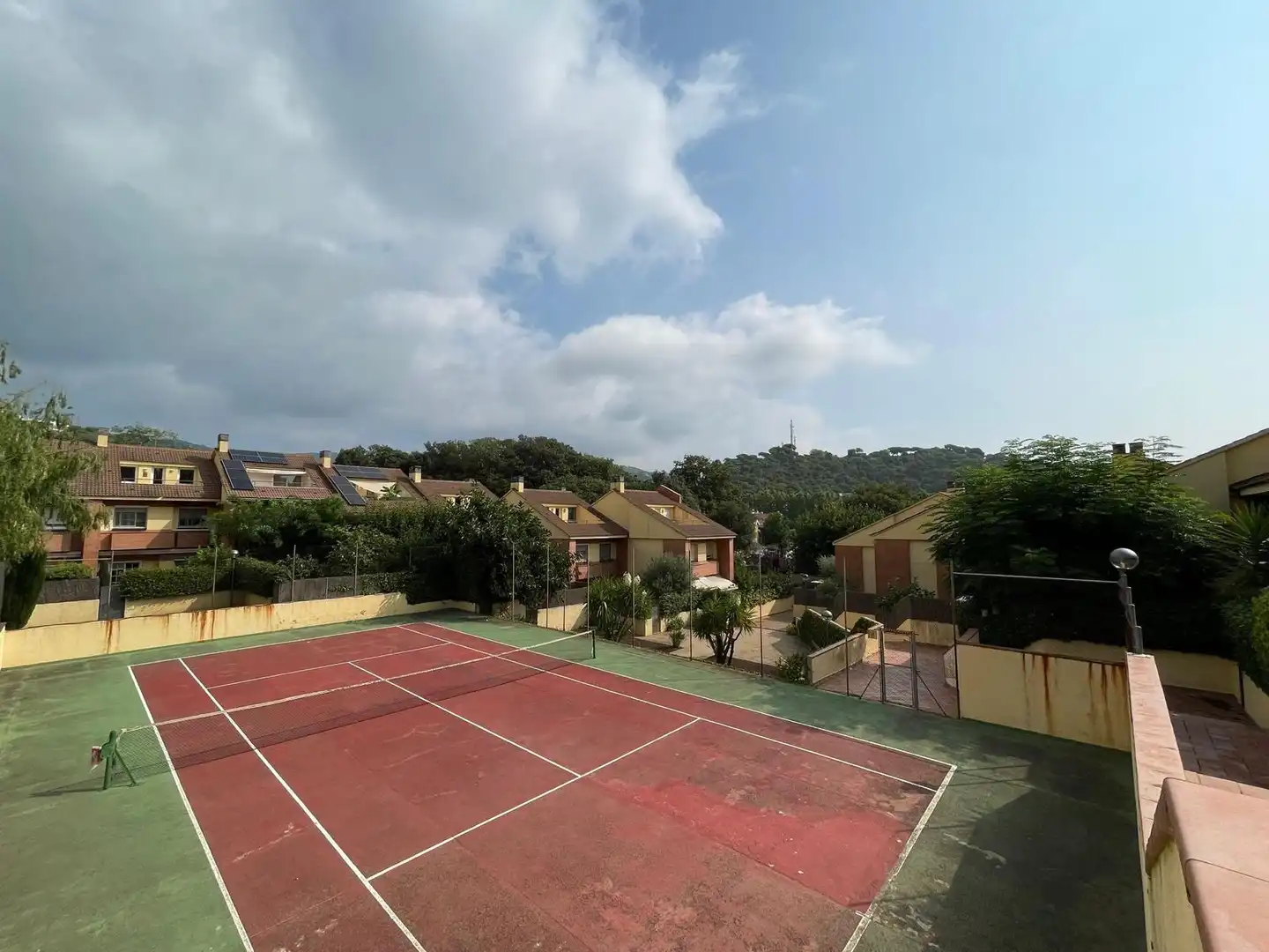 Außenansicht von Einfamilien-Reihenhaus zur Miete in Sant Andreu de Llavaneres mit Klimaanlage, Privatgarten und Balkon