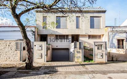 Vista exterior de Casa adosada en venda en Ciudad Real Capital amb Terrassa, Piscina i Balcó