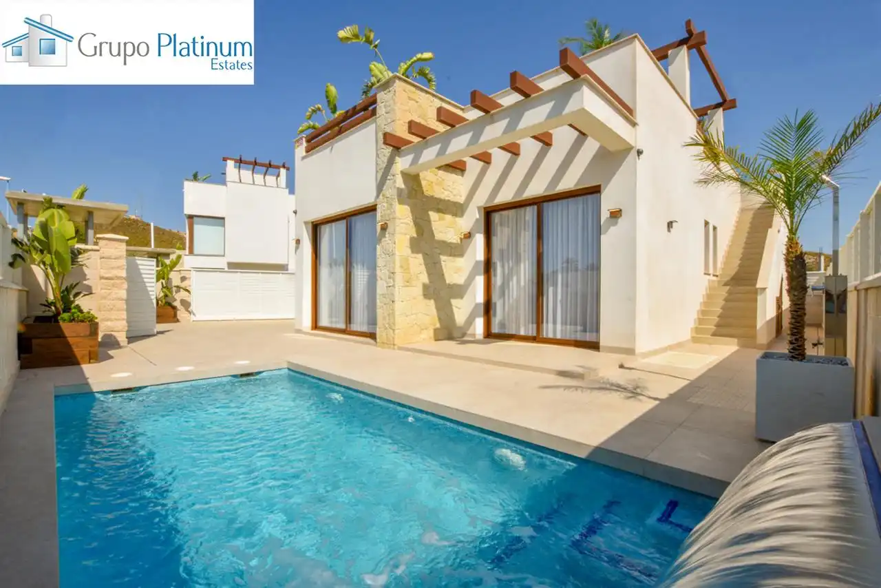 Detached house with pool for sale in Cala Marqués
