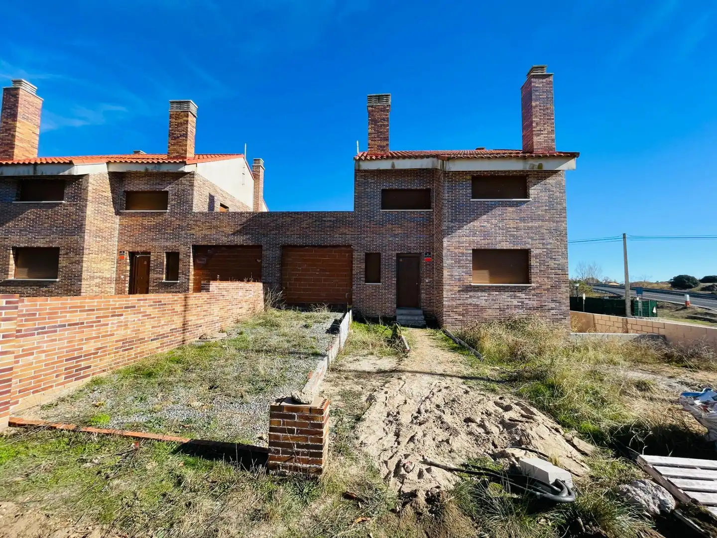 Vista exterior de Casa adosada en venta en Navalperal de Pinares con Jardín privado, Terraza y Alarma