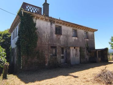 Casa amb jardí en venda a Forcarei