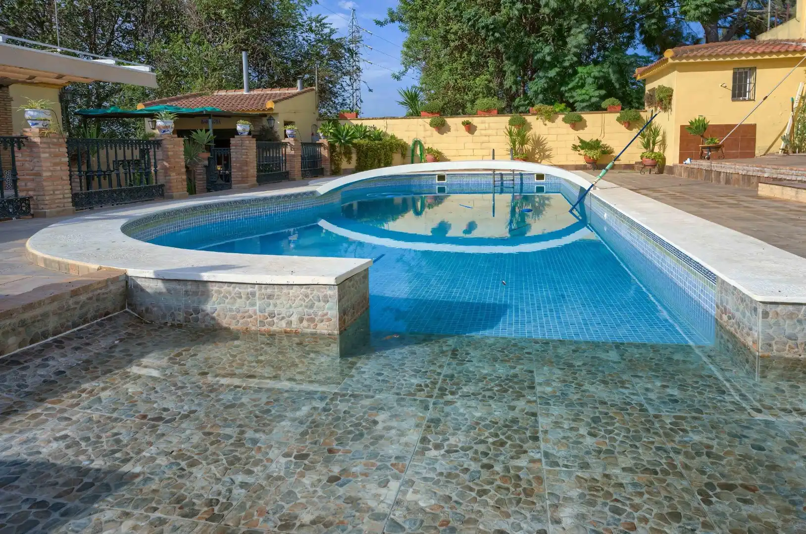 Piscina de Casa o chalet en venta en Sanlúcar la Mayor con Aire acondicionado, Calefacción y Jardín privado