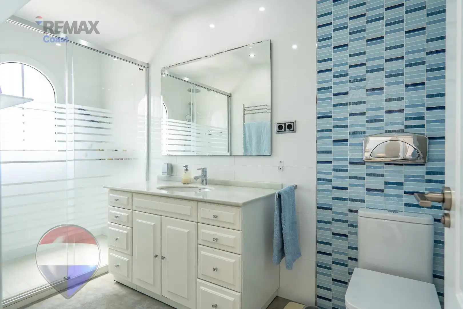 Badezimmer von Einfamilien-Reihenhaus zum Verkauf in Torremolinos mit Klimaanlage, Heizung und Terrasse