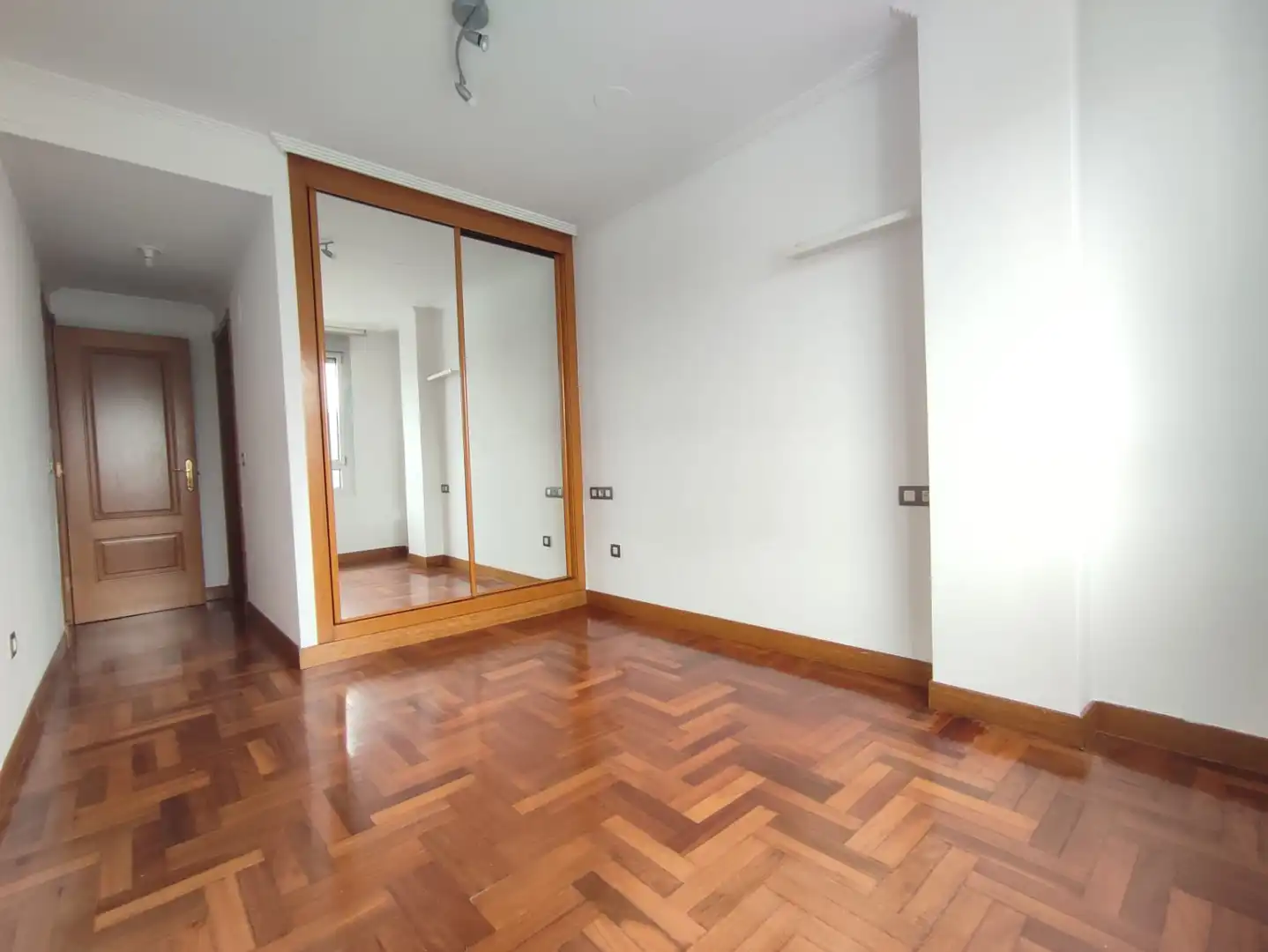 Dormitori de Pis de lloguer en Gijón  amb Calefacció, Parquet i Traster