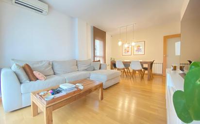 Living room of Flat for sale in Terrassa  with Air Conditioner and Balcony