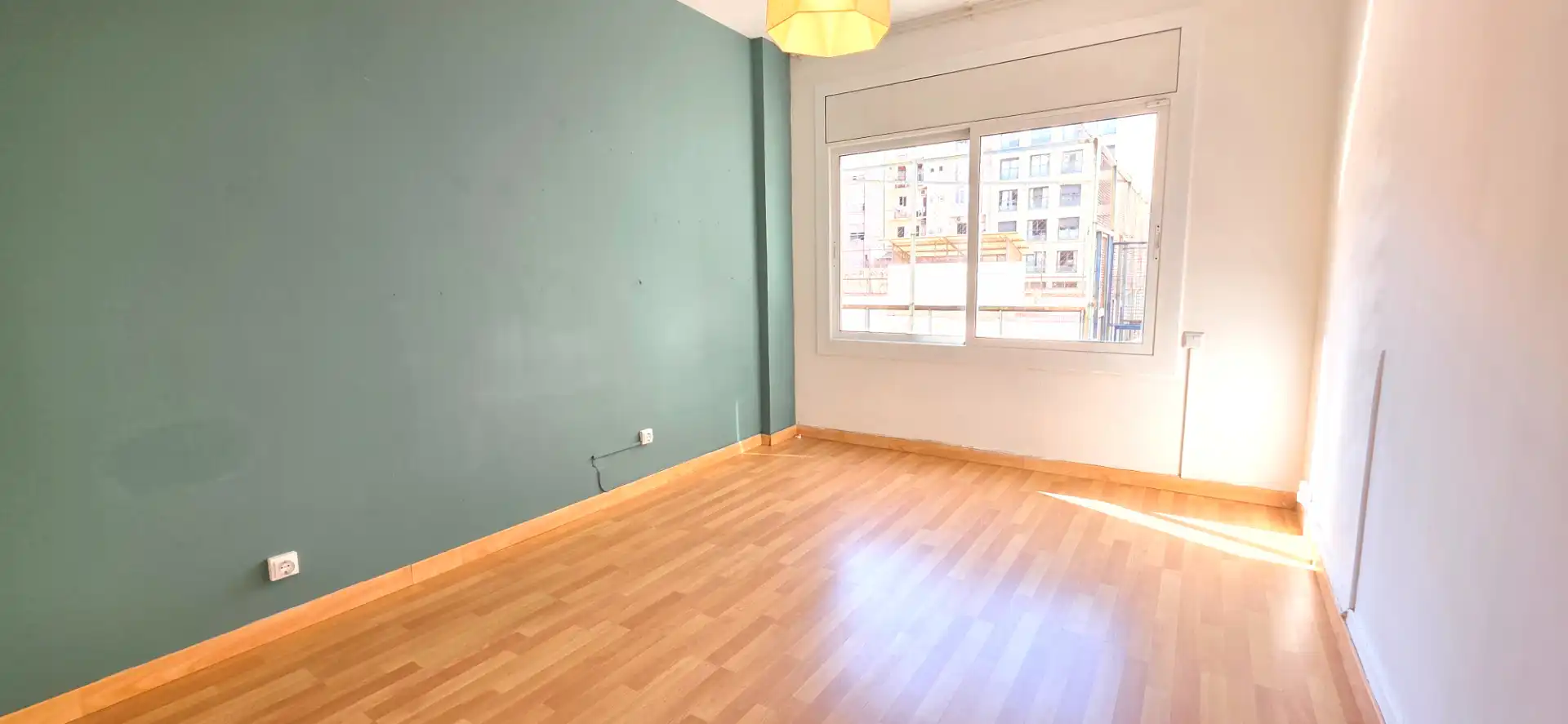 Schlafzimmer von Wohnung zum Verkauf in Barcelona mit Ofen, Balkon und Alarm