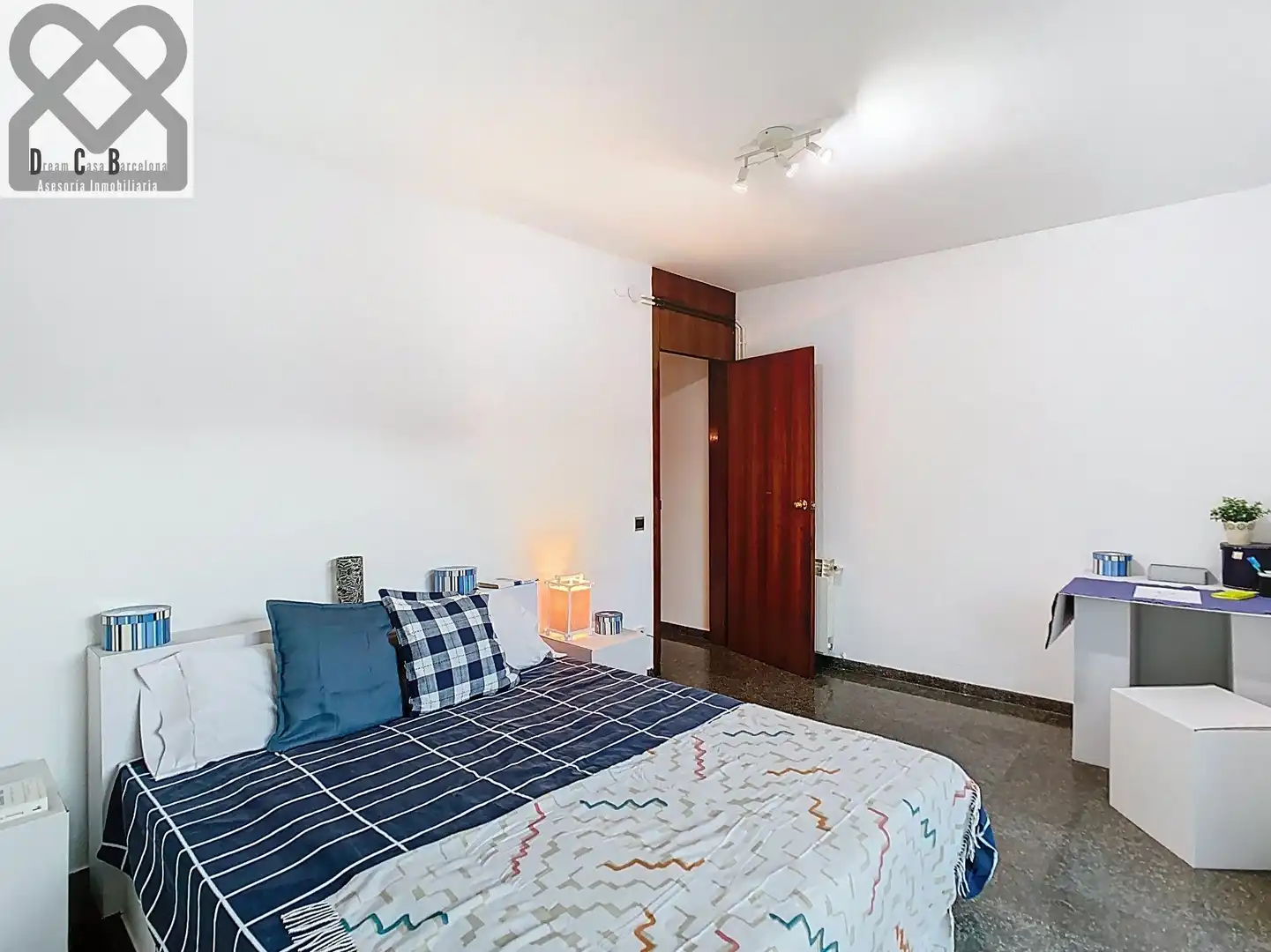 Schlafzimmer von Dachboden zum Verkauf in Barcelona mit Heizung und Terrasse