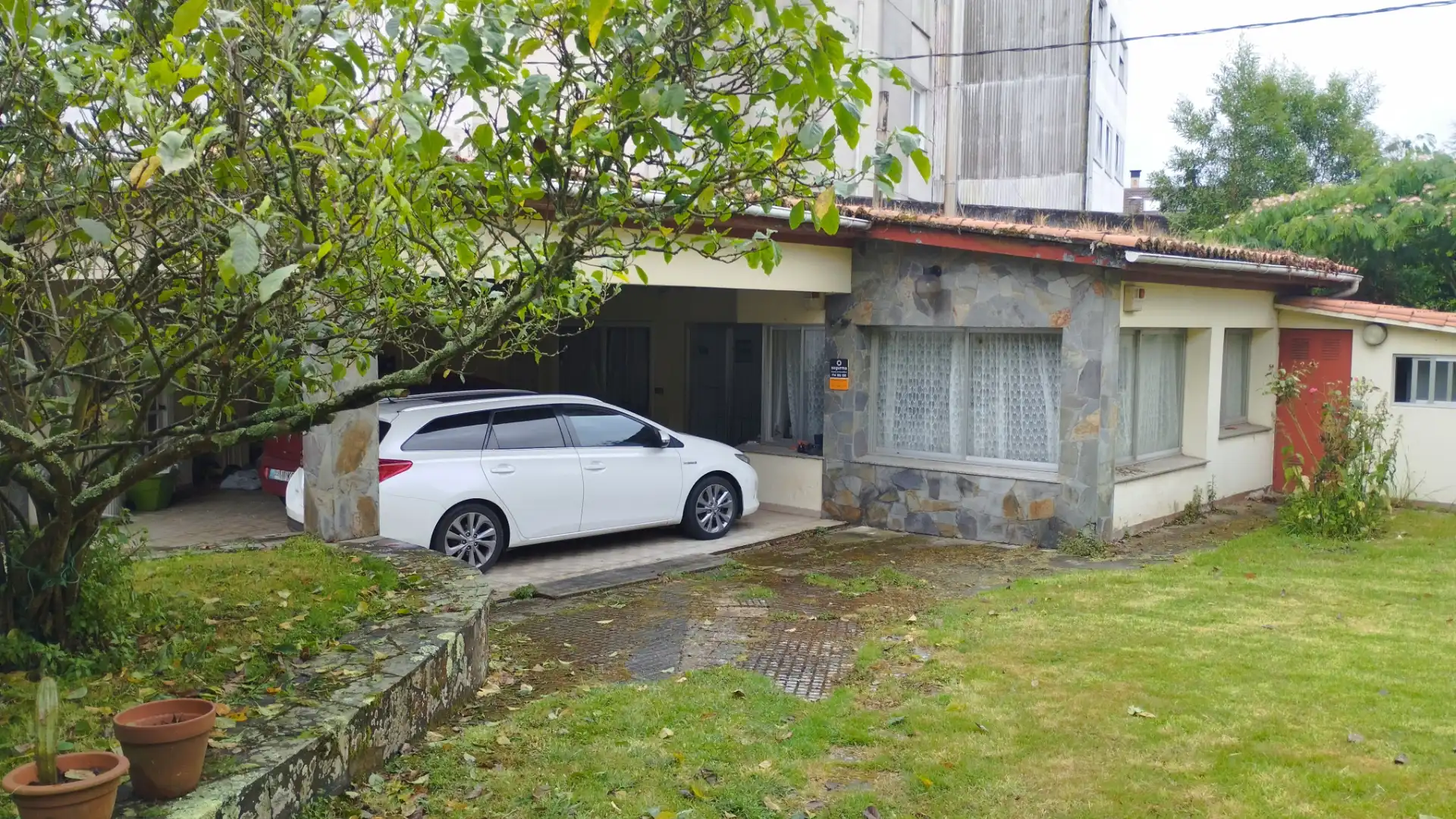 Parking de Casa o chalet en venta en Oleiros con Calefacción, Jardín privado y Parquet