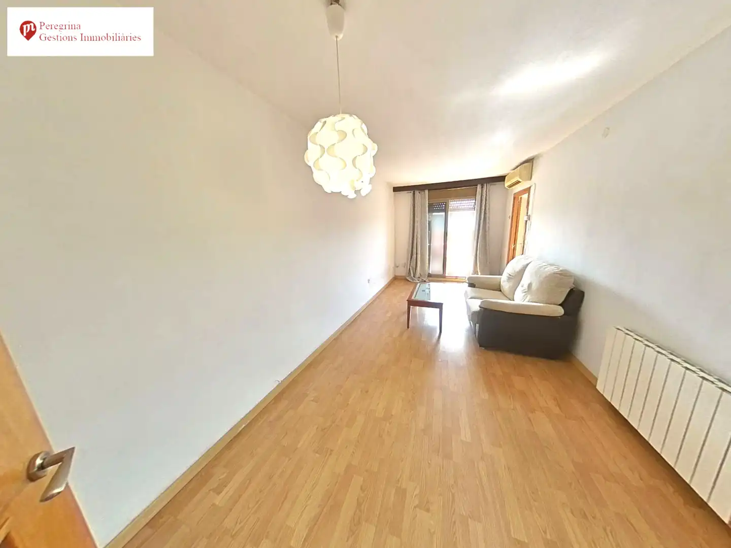 Sala d'estar de Pis en venda en Santa Coloma de Gramenet amb Aire condicionat, Calefacció i Parquet