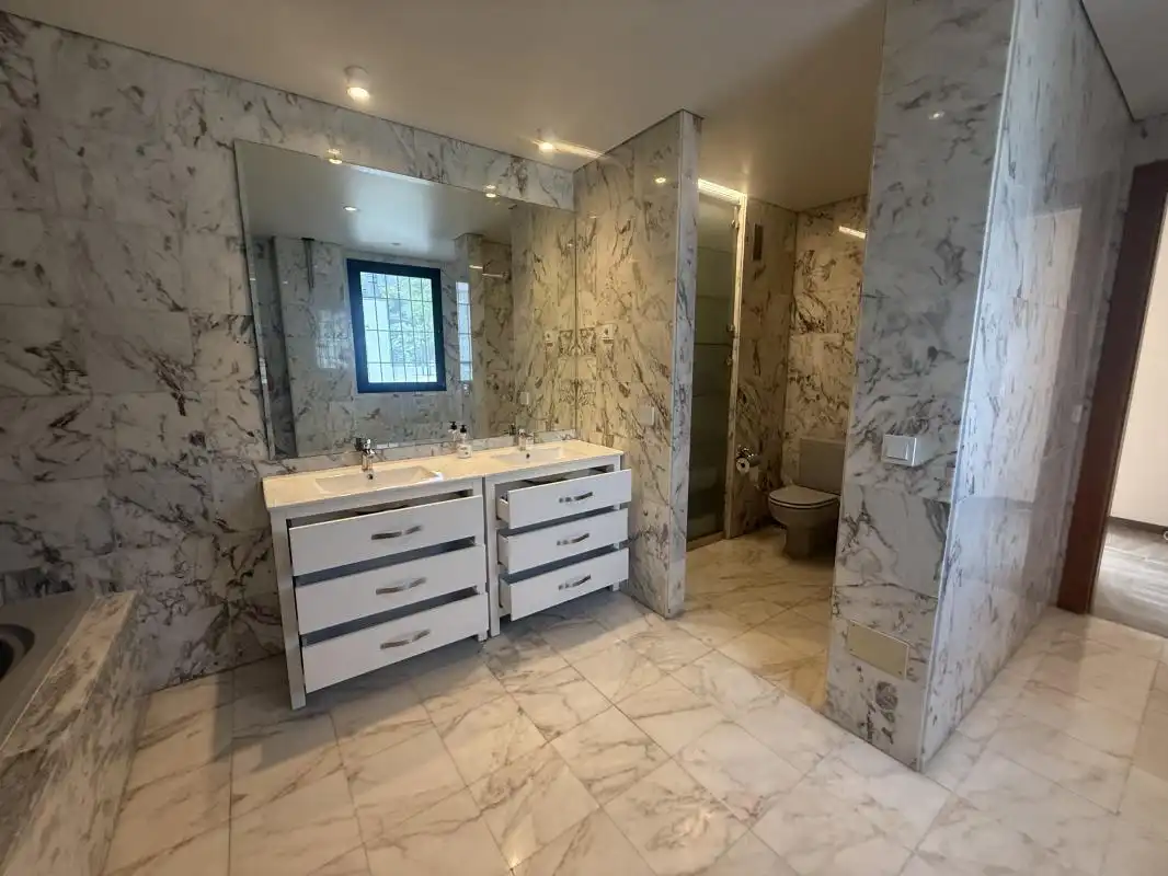 Badezimmer von Büro zur Miete in Marbella mit Heizung
