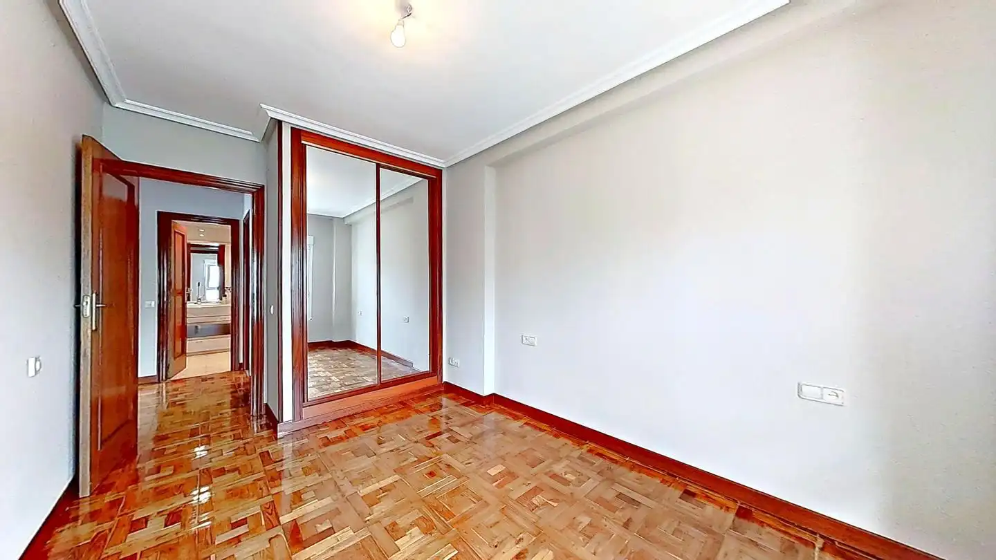 Dormitori de Pis en venda en Oviedo  amb Calefacció, Parquet i Terrassa