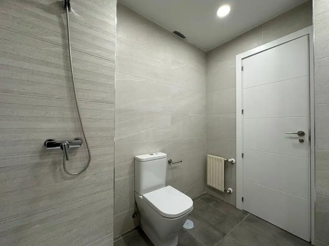 Badezimmer von Wohnung zum Verkauf in Toledo mit Klimaanlage, Heizung und Privatgarten