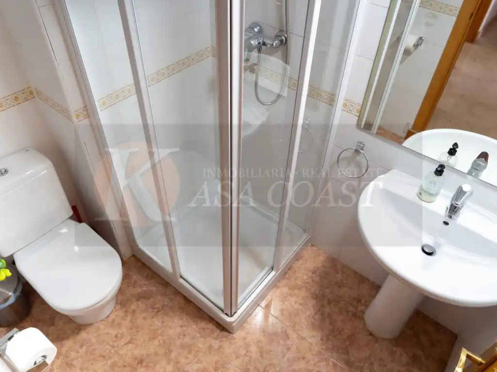 Baño de Piso en venta en Fuengirola con Aire acondicionado, Jardín privado y Terraza