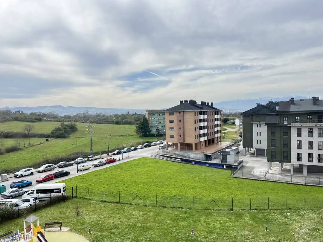 Aparcament de Pis en venda en Siero amb Calefacció, Jardí privat i Parquet
