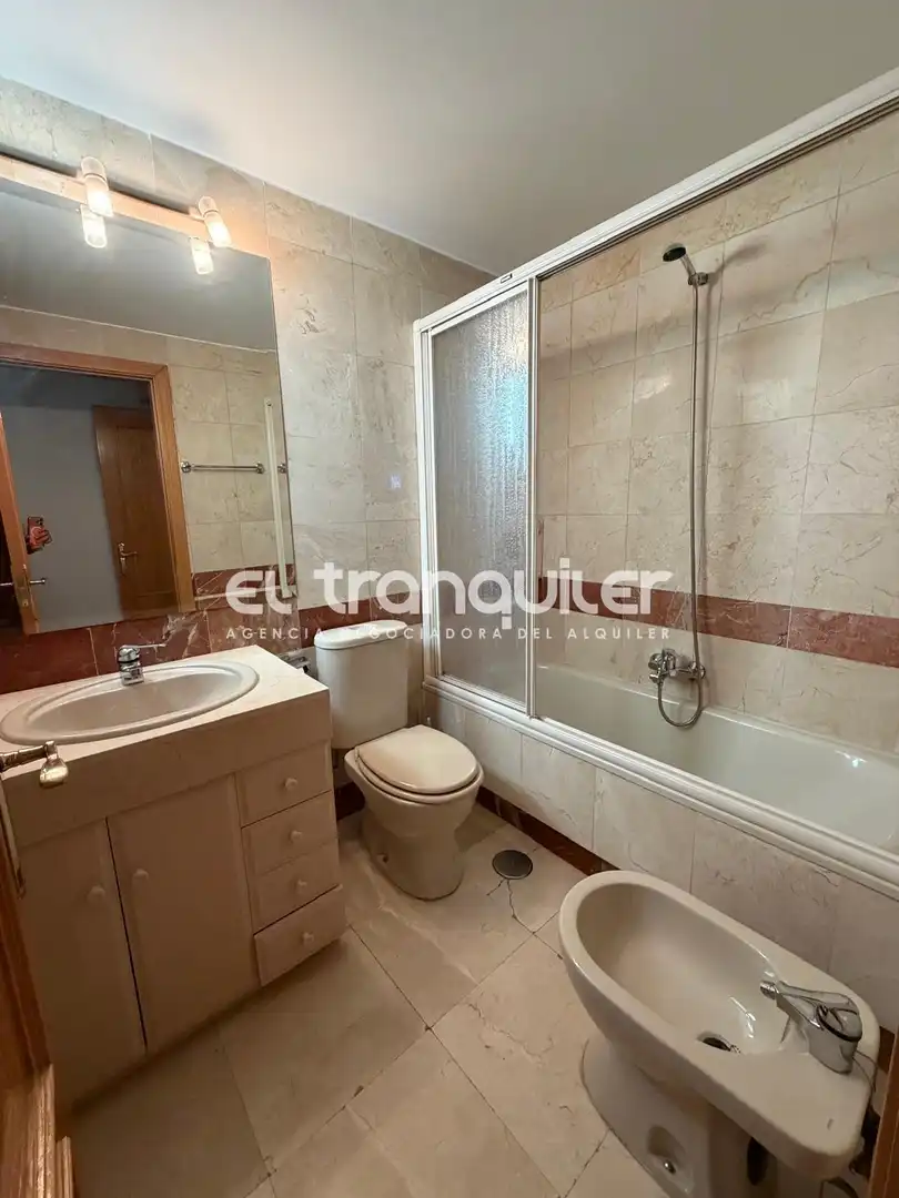 Bathroom of Flat for rent in Madrid  with Parquet flooring, Terrace and Swimming Pool