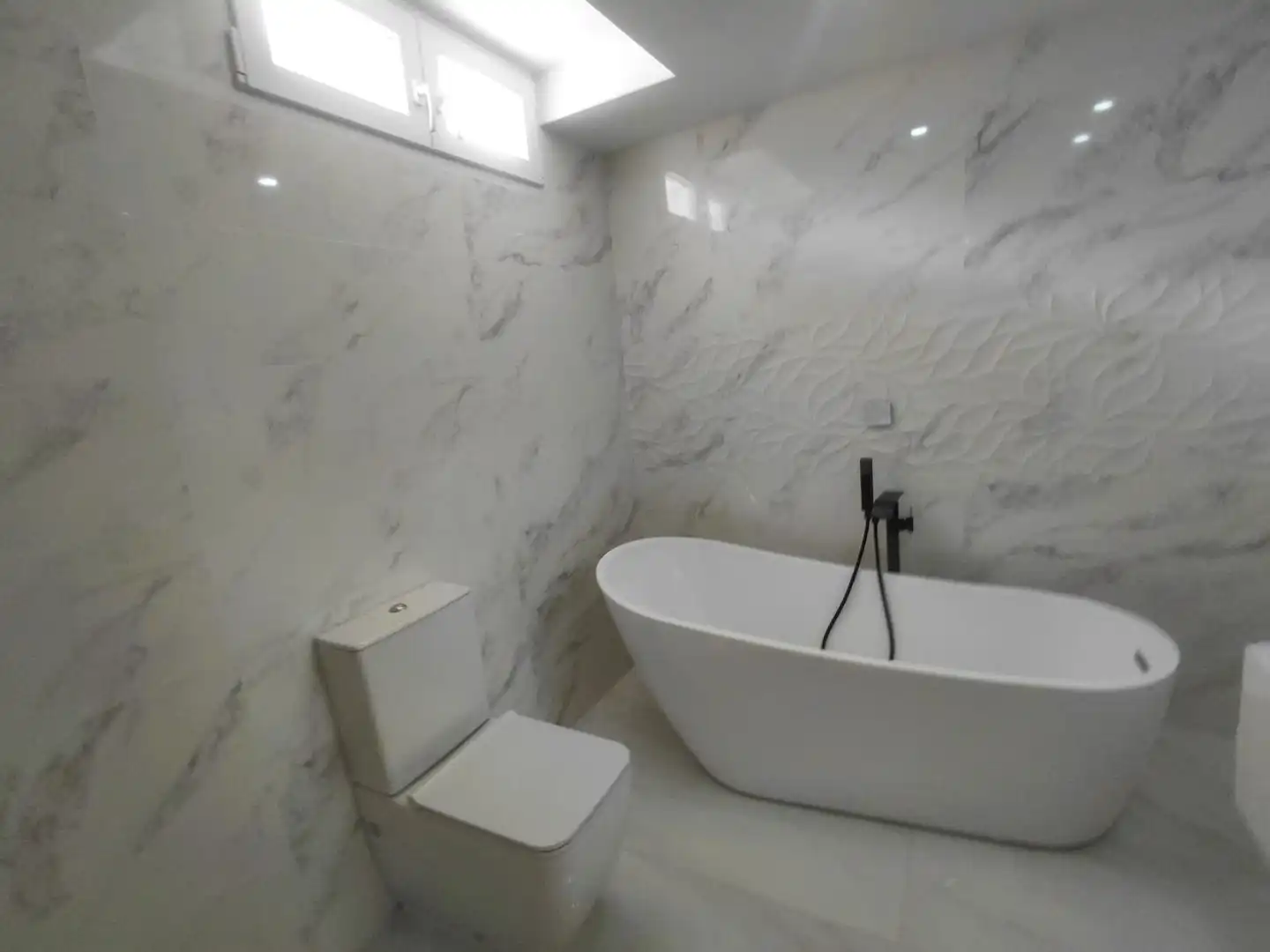 Bany de Casa o xalet en venda en La Nucia amb Aire condicionat, Jardí privat i Traster