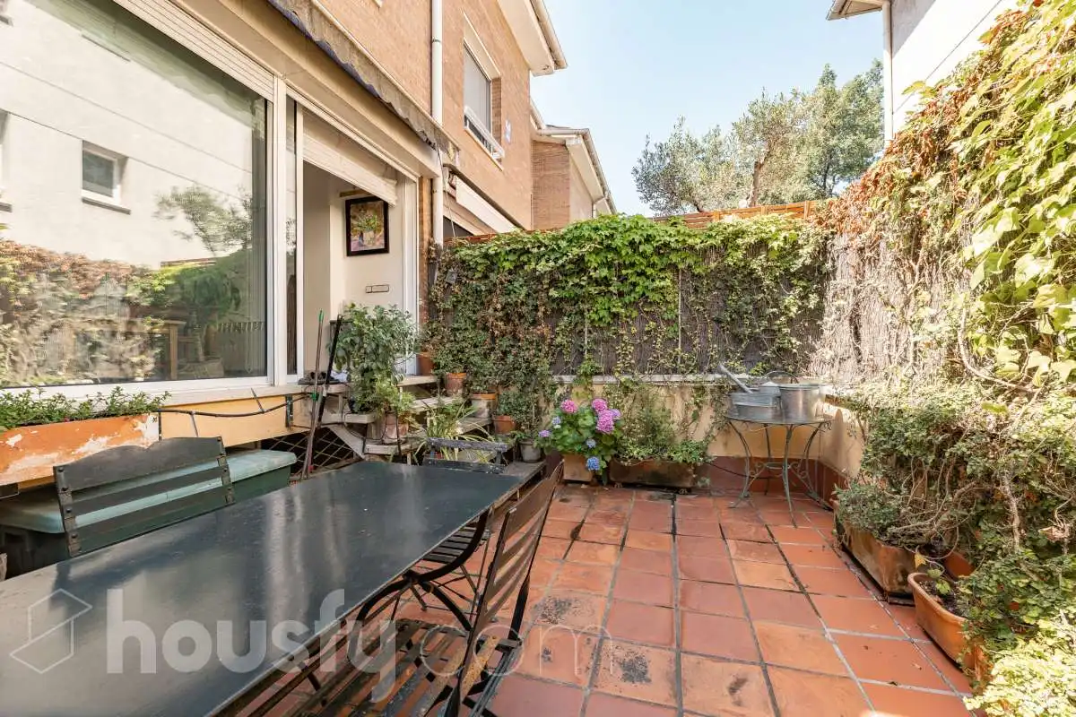 Vista exterior de Casa o chalet en venta en Sant Cugat del Vallès con Calefacción, Jardín privado y Parquet