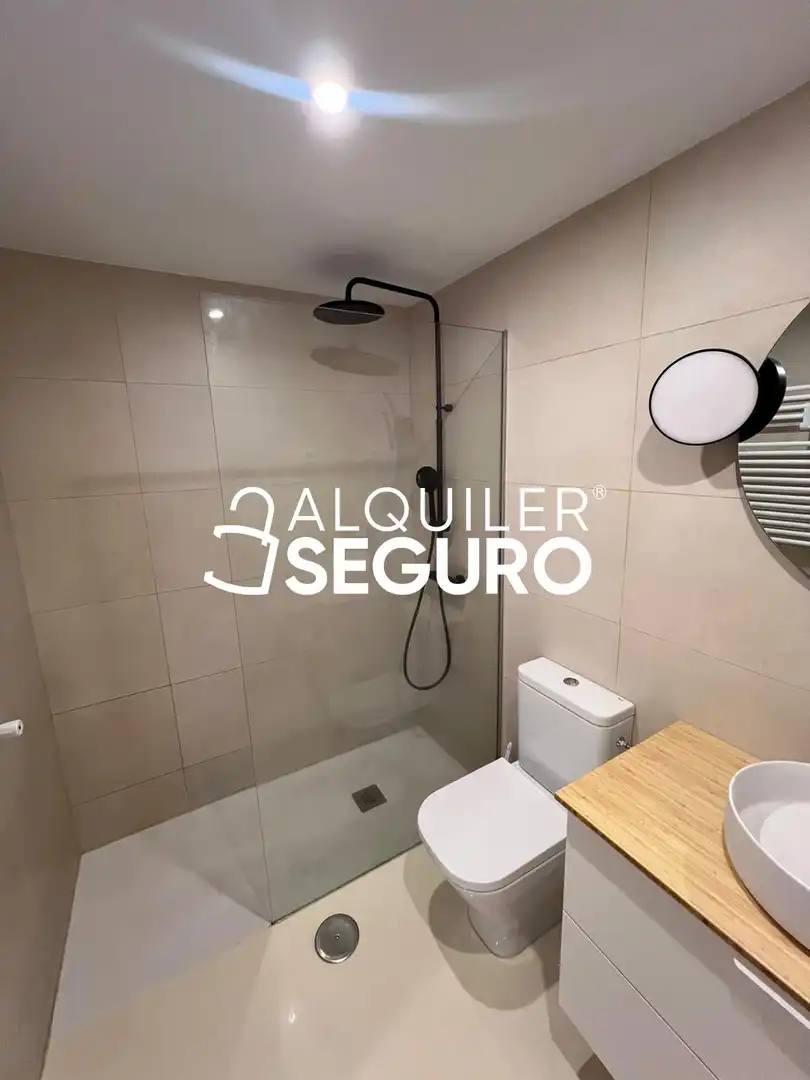 Bany de Pis de lloguer en Madrid amb Calefacció, Traster i Piscina