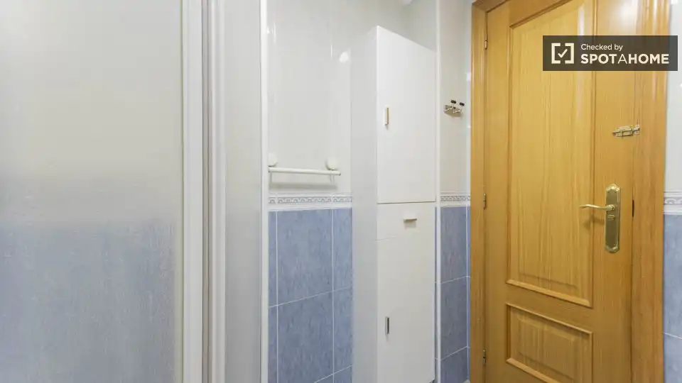 Baño de Piso de alquiler en Valencia con Aire acondicionado, Calefacción y Amueblado
