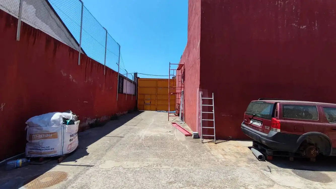 Parkplatz von Fabrikhallen zur Miete in Barberà del Vallès