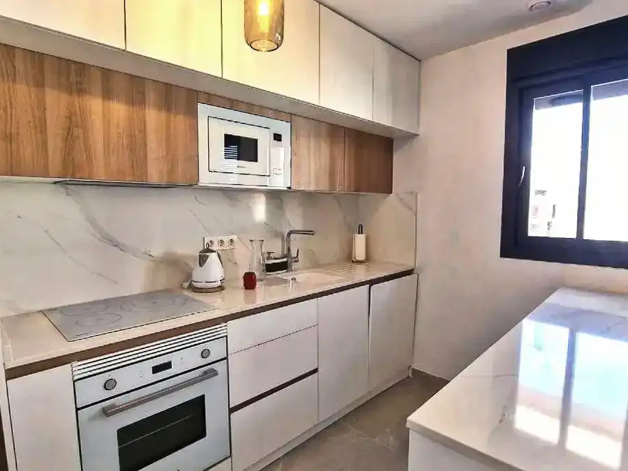 Küche von Wohnungen zur Miete in Torrevieja mit Klimaanlage, Schwimmbad und Balkon