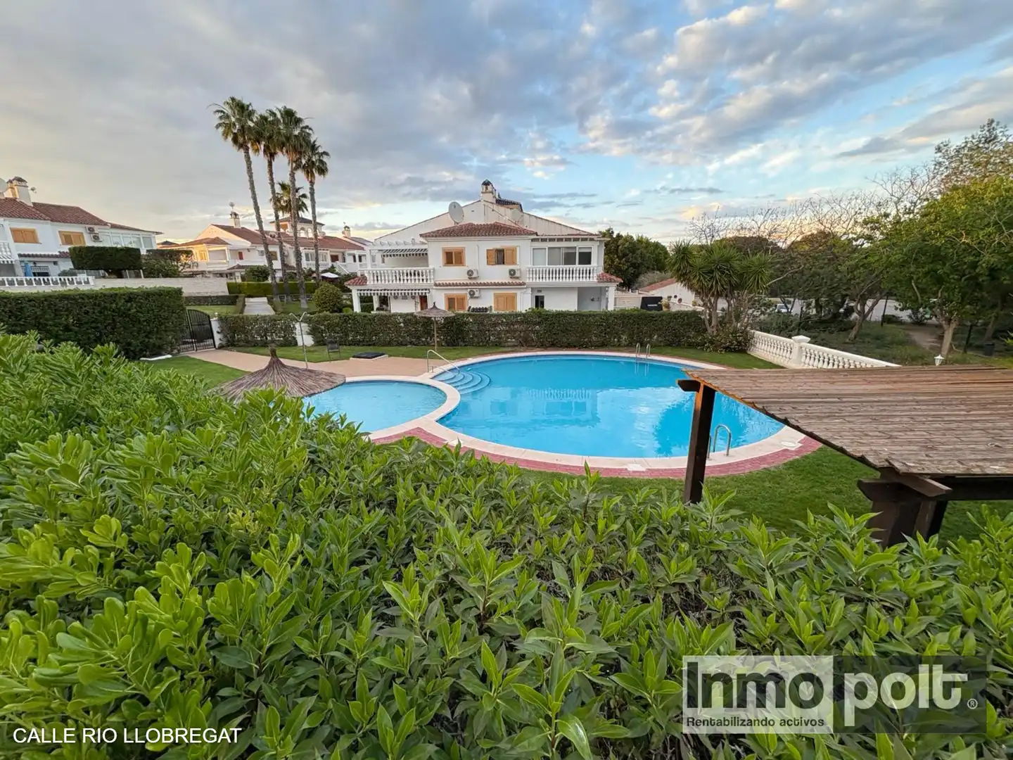 Außenansicht von Einfamilien-Reihenhaus zur Miete in Pilar de la Horadada mit Klimaanlage, Privatgarten und Terrasse
