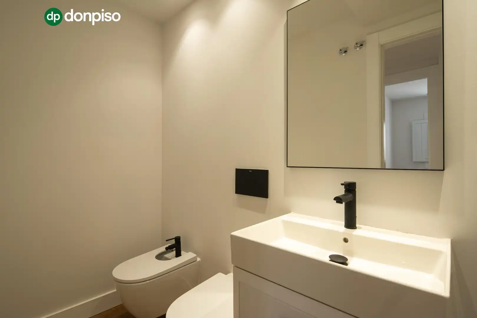 Bathroom of Flat for sale in Granada  with Air Conditioner