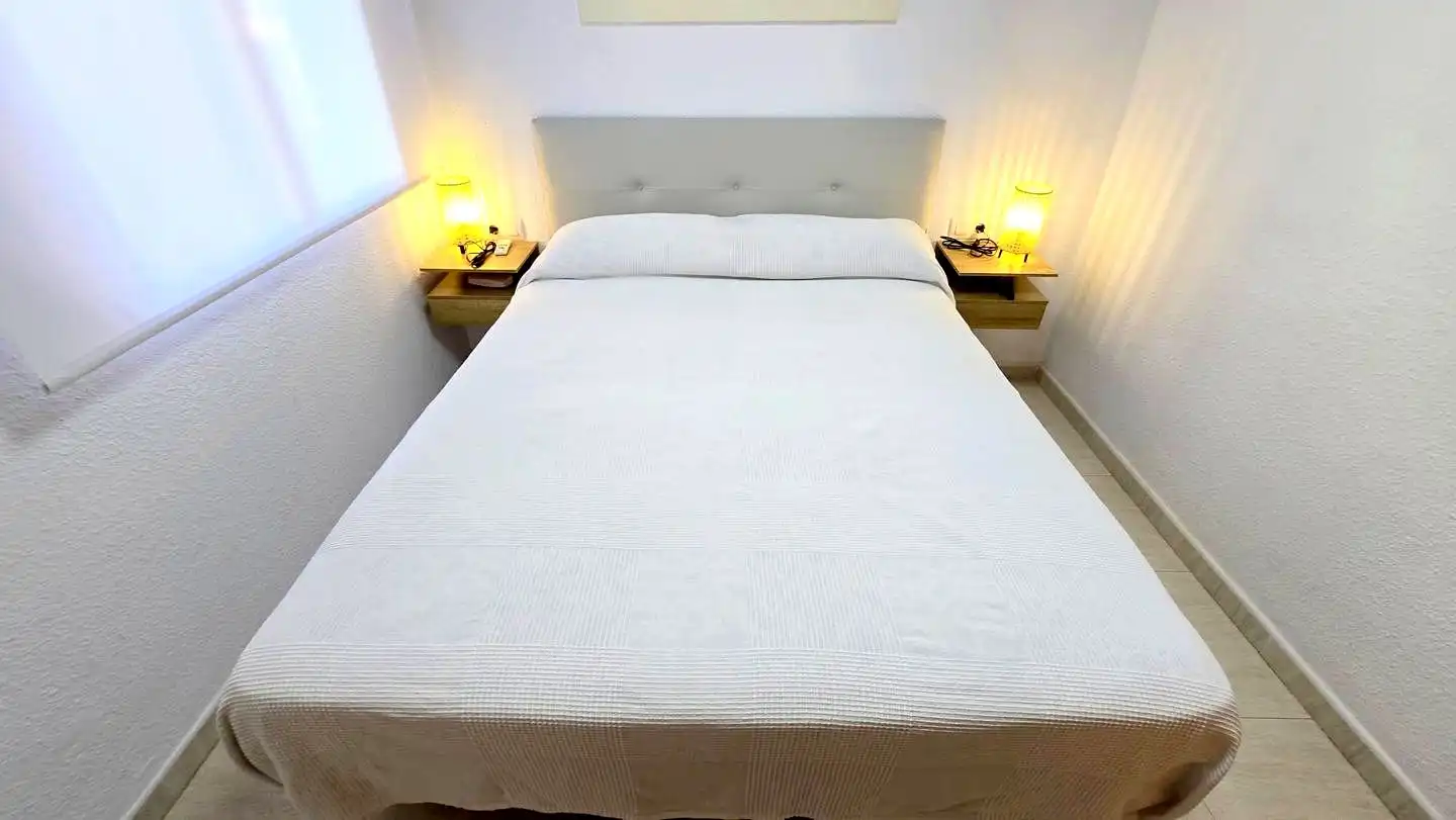Habitación de Apartamento de alquiler en Gandia con Aire acondicionado, Terraza y Piscina comunitaria